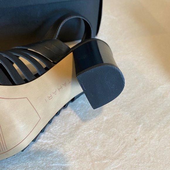 Tahari Makailyn Black Leather Chunky Heel Sandal - Size 6M - Excellent Condition - Picture 3 of 6